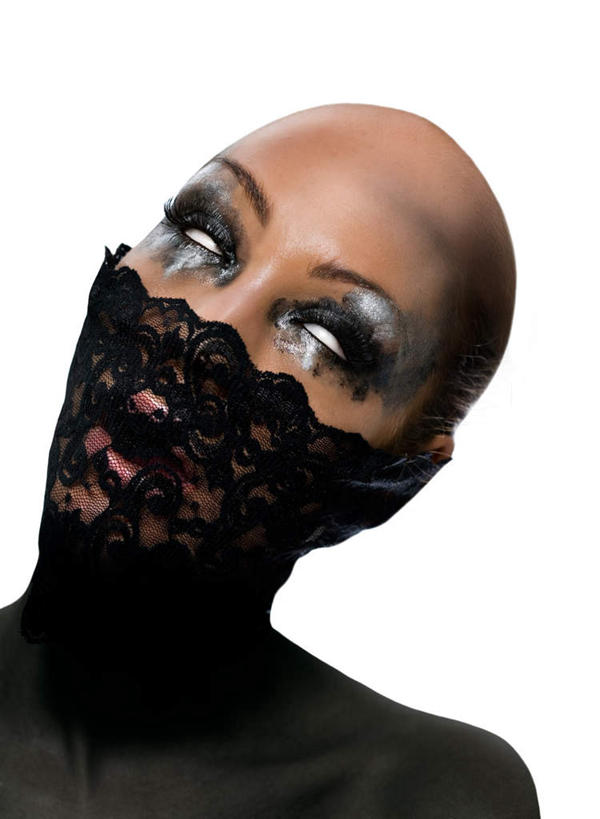 西方人,一个人,站,竖图,室内,特写,白天,正面,神秘,欧洲,欧洲人,仅一个年轻女性,仅一个女性,仅一个人,蕾丝,黑色,站着,晕染,眼影,严肃,庄重,面罩,含蓄,沉静,中间色,年轻女性,女人,女性,白种人,站立,半身,彩图,翻白眼