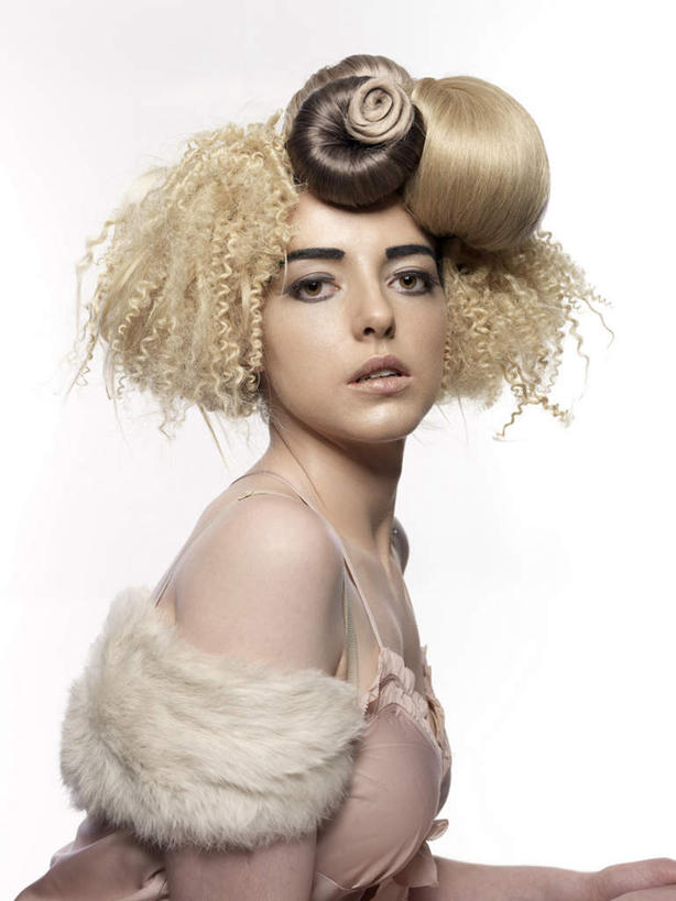 西方人,一个人,站,竖图,室内,白天,白色背景,正面,欧洲,欧洲人,仅一个年轻女性,仅一个女性,仅一个人,注视,观察,看,站着,摄影,影棚,观看,盘发,察看,关注,发髻,年轻女性,女人,女性,白种人,站立,半身,彩图,影棚拍摄,拍摄