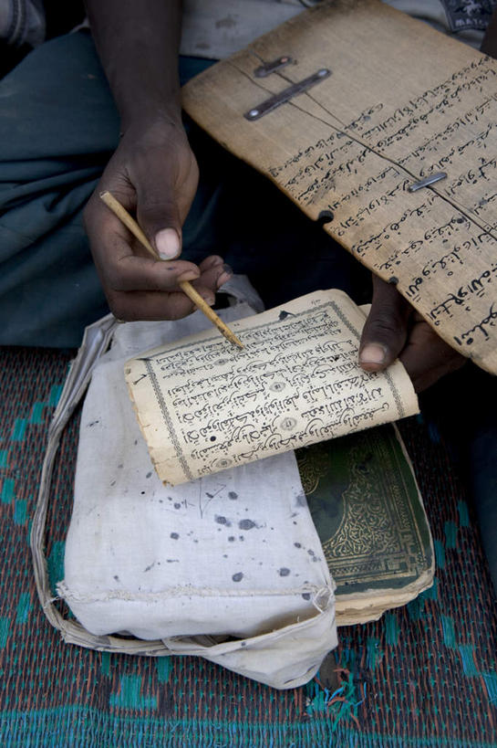 西方人,手,指甲,一个人,坐,竖图,俯视,室内,白天,看书,阅读,书籍,欧洲,欧洲人,仅一个男性,仅一个人,握,学习,阴影,反射,笔,影子,办公用品,记事本,拿,拿着,文具,仅一个年轻男性,本子,笔记本,铅笔,学习用品,书本,看,手部,读书,浏览,握着,文具用品,可兰经,经文,男人,男性,年轻男性,白种人,手指甲,书,图书,坐着,半身,彩图,高角度拍摄