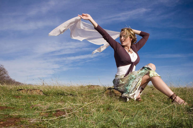 西方人,手,一个人,坐,举,横图,室外,白天,正面,裙子,草地,草坪,植物,欧洲,欧洲人,仅一个年轻女性,仅一个女性,仅一个人,握,阴影,连衣裙,光线,影子,云,云朵,拿,云彩,拿着,草,蓝色,绿色,白云,蓝天,天空,阳光,纱巾,天,托,手部,握着,晴朗,年轻女性,女人,女性,白种人,晴空,举起,举手,举着,向上举,向上伸,向上托,坐着,半身,彩图