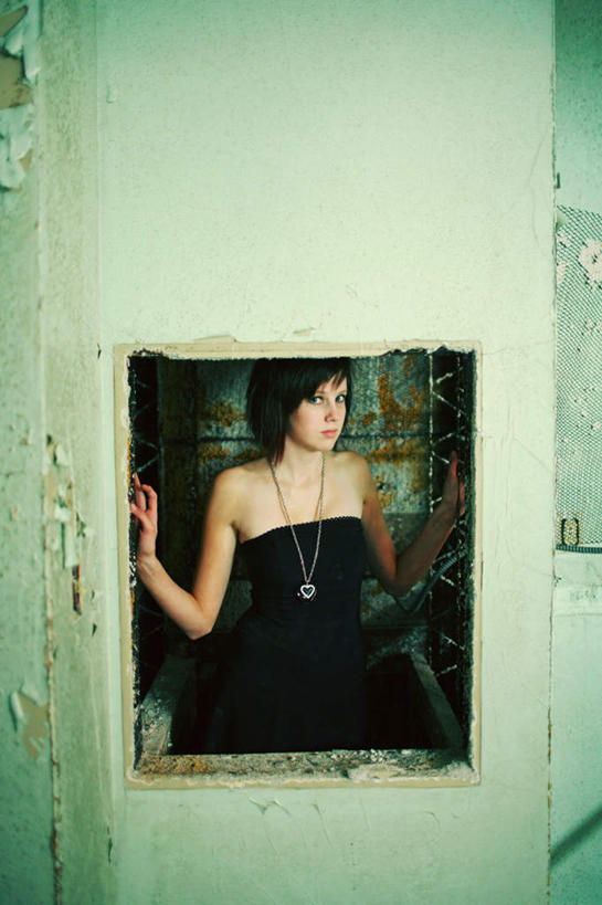 西方人,一个人,站,竖图,室内,白天,正面,裙子,欧洲,欧洲人,仅一个年轻女性,仅一个女性,仅一个人,连衣裙,服装,墙,休闲装,墙壁,墙面,衣服,抹胸,站着,休闲,休闲服,服饰,抹胸裙,年轻女性,女人,女性,白种人,站立,半身,彩图