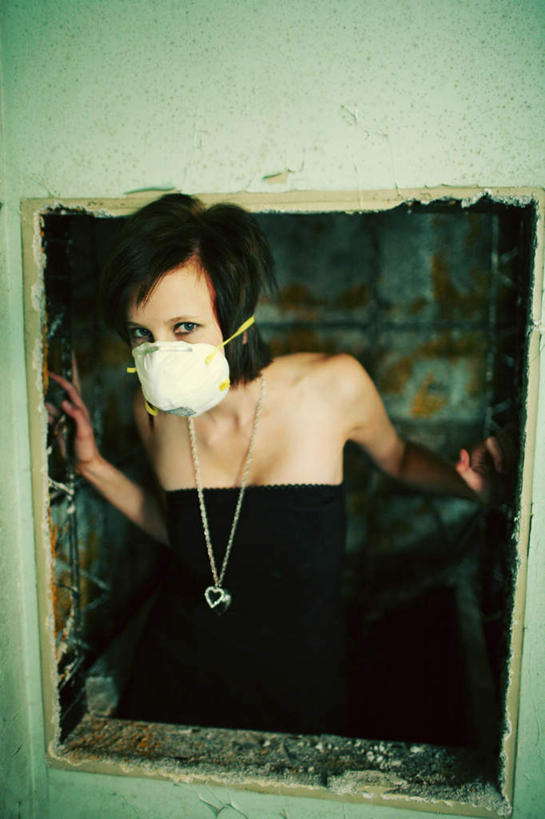 西方人,一个人,站,竖图,室内,白天,正面,裙子,欧洲,欧洲人,仅一个年轻女性,仅一个女性,仅一个人,连衣裙,服装,墙,休闲装,墙壁,墙面,衣服,抹胸,站着,休闲,休闲服,服饰,抹胸裙,年轻女性,女人,女性,白种人,站立,半身,彩图