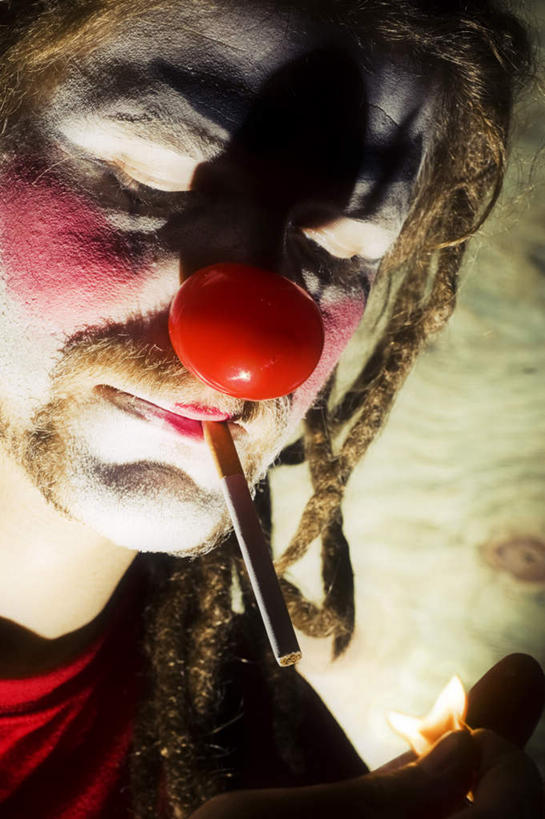 西方人,脸,头,脸颊,一个人,小丑,站,闭眼,竖图,室内,特写,白天,正面,欧洲,欧洲人,仅一个男性,仅一个人,仅一个年轻男性,站着,小丑鼻,男人,男性,年轻男性,白种人,头部,脸部,脸蛋,面部,丑角,闭眼睛,闭着眼,闭着眼睛,站立,半身,彩图