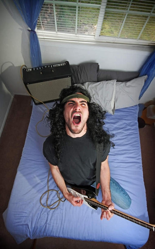 西方人,一个人,坐,横图,俯视,室内,白天,床,欧洲,欧洲人,仅一个男性,仅一个人,一把,服装,床单,吉他,乐器,弦乐器,弹奏,注视,休闲装,被子,仅一个年轻男性,衣服,蓝色,黑色,观察,看,张嘴,休闲,休闲服,服饰,单人床,观看,察看,被单,疯狂,关注,弹拨弦鸣乐器,张大嘴巴,男人,男性,年轻男性,白种人,张开嘴,坐着,半身,彩图,高角度拍摄,弹拨弦乐器