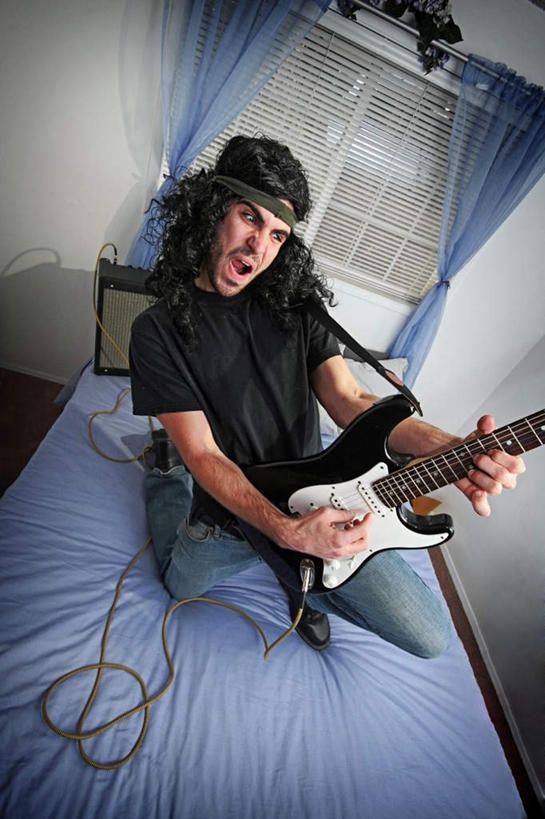 西方人,一个人,坐,横图,俯视,室内,白天,床,欧洲,欧洲人,仅一个男性,仅一个人,一把,服装,床单,吉他,乐器,弦乐器,弹奏,注视,休闲装,被子,仅一个年轻男性,衣服,蓝色,黑色,观察,看,张嘴,休闲,休闲服,服饰,单人床,观看,察看,被单,疯狂,关注,弹拨弦鸣乐器,张大嘴巴,男人,男性,年轻男性,白种人,张开嘴,坐着,半身,彩图,高角度拍摄,弹拨弦乐器