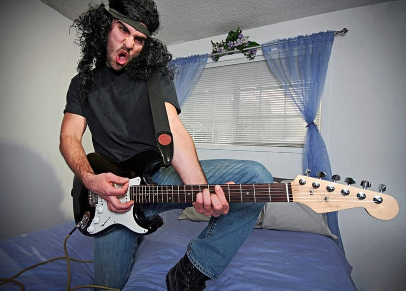 西方人,一个人,站,横图,室内,白天,正面,床,欧洲,欧洲人,仅一个男性,仅一个人,一把,服装,床单,吉他,乐器,弦乐器,弹奏,注视,休闲装,被子,仅一个年轻男性,衣服,蓝色,黑色,观察,看,站着,张嘴,休闲,休闲服,服饰,单人床,观看,察看,被单,疯狂,关注,弹拨弦鸣乐器,张大嘴巴,男人,男性,年轻男性,白种人,张开嘴,站立,半身,彩图,弹拨弦乐器