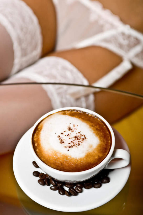 咖啡,无人,竖图,俯视,室内,白天,幸福,沙发,桌子,玻璃,卡布奇诺,一杯,娱乐,袜子,玻璃制品,饮料,白色,享受,休闲,温馨,放松,乐趣,丝袜,放置,搁置,安排,提神,舒适,醒脑,布艺沙发,长筒袜,软饮料,吊带袜,彩图,高角度拍摄