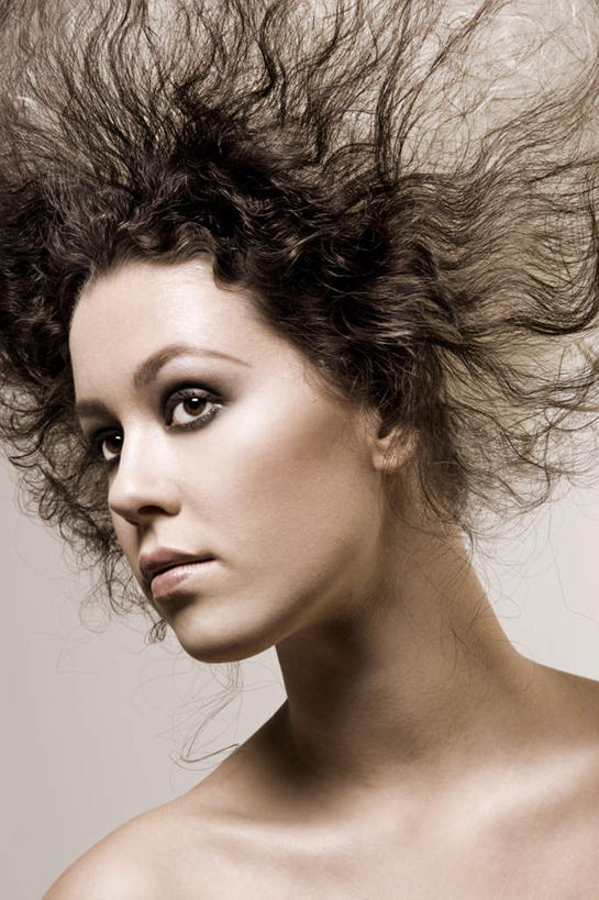 西方人,脸,头,眼睛,鼻子,嘴,脸颊,眉毛,睫毛,头发,一个人,模特,竖图,室内,白天,侧面,欧洲,欧洲人,瞳孔,仅一个年轻女性,仅一个女性,仅一个人,灰色背景,注视,观察,看,眼部,摄影,影棚,观看,察看,蓬松,关注,疏松,竖直,年轻女性,女人,女性,白种人,头部,卷发,鼻,鼻孔,睫,脸部,脸蛋,眉,面部,眼,眼睫毛,眼眉,嘴巴,嘴唇,模特儿,半身,彩图,影棚拍摄,拍摄,眼眉毛