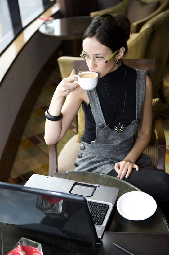 西方人,一个人,商务人士,商务女性,坐,横图,俯视,室内,白天,电脑,笔记本电脑,杯子,欧洲,欧洲人,仅一个年轻女性,仅一个女性,仅一个人,握,套装,服装,网络,拿,拿着,注视,休闲装,通讯设备,喝茶,一只,衣服,水杯,观察,看,休闲,休闲服,握着,服饰,观看,察看,无线,关注,通信设备,商务装,无线网络,无线上网,便携式电脑,工薪阶层,一部,手提电脑,年轻女性,女人,女性,白种人,白领,上班族,茶杯,坐着,半身,彩图,高角度拍摄