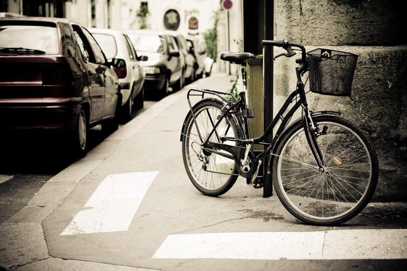 无人,横图,黑白,阶调图片,室外,白天,正面,度假,复古,光晕,美景,城市风光,城市,道路,街道,路,公路,自行车,汽车,一辆,许多,古老,陈旧,景观,分界线,停车线,交通,很多,古典,娱乐,车,脚踏车,白色,交通工具,轿车,享受,休闲,景色,放松,停放,车行道,车行道分界线,载具,标线,车行线,马路