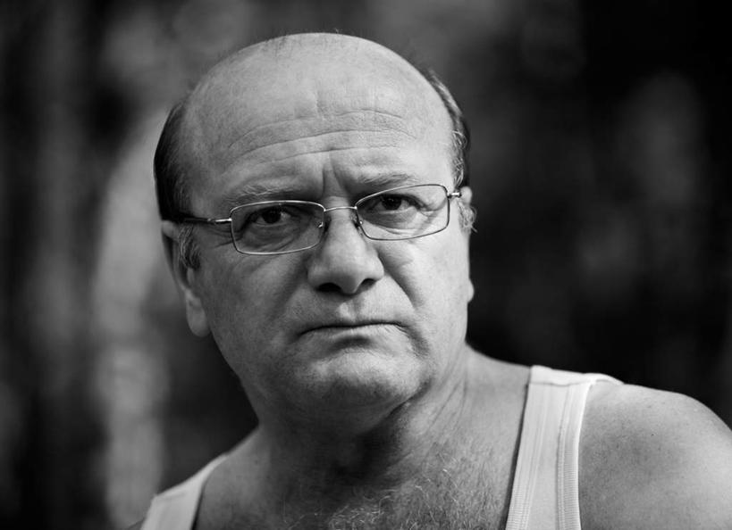 西方人,一个人,站,横图,室外,白天,正面,衬衫,欧洲,欧洲人,仅一个男性,仅一个人,一副,朦胧,模糊,眼镜,注视,观察,看,站着,仅一个老年男性,观看,老花镜,察看,关注,远视眼镜,老年男性,男人,男性,白种人,站立,半身,彩图,衬衣