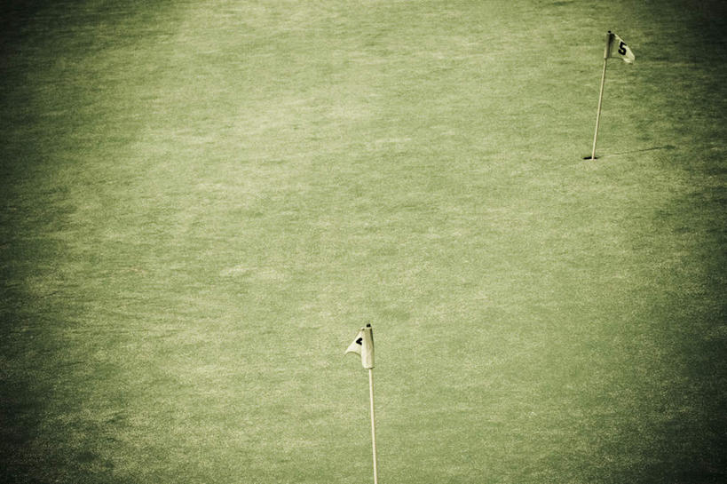 无人,横图,俯视,室外,白天,锻炼,运动,草地,草坪,植物,旗帜,两面,竖立,直立,洞,球场,旗子,高尔夫球场,草,绿色,洞穴,绿茵场,穴,旌旗,旗号,体育,彩图,高角度拍摄,健身