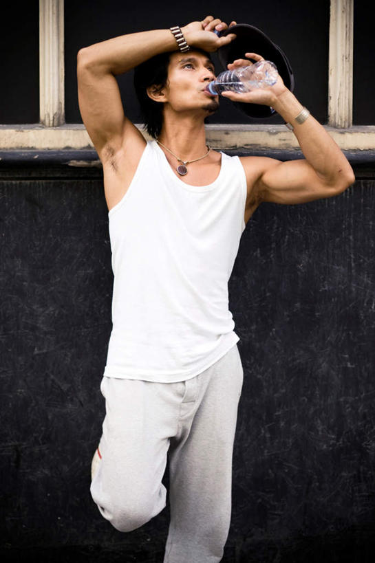 西方人,一个人,站,竖图,室外,白天,正面,帽子,欧洲,欧洲人,仅一个男性,仅一个人,握,服装,水瓶,拿,拿着,注视,休闲装,仅一个年轻男性,一只,衣服,白色,黑色,观察,看,靠,靠着,倚靠,站着,休闲,休闲服,握着,服饰,观看,察看,倚着,关注,饮水,一顶,男人,男性,年轻男性,白种人,站立,半身,彩图