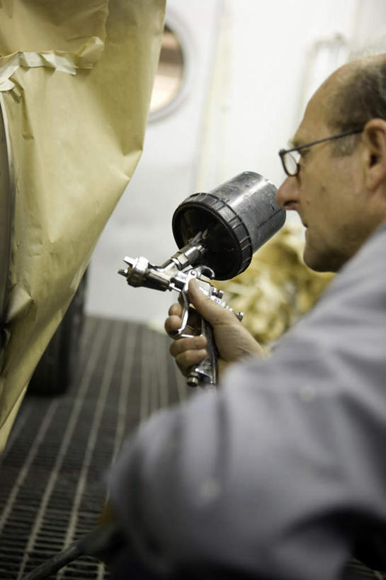 西方人,手,一个人,机修工,竖图,室外,白天,侧面,汽车,欧洲,欧洲人,仅一个男性,仅一个人,仅一个中年男性,一辆,握,拿,拿着,注视,车,工人,交通工具,轿车,观察,看,手部,螺丝,握着,停放,观看,油漆,喷漆,涂料,察看,关注,载具,男人,男性,中年男性,白种人,机械师,机修工人,半身,彩图