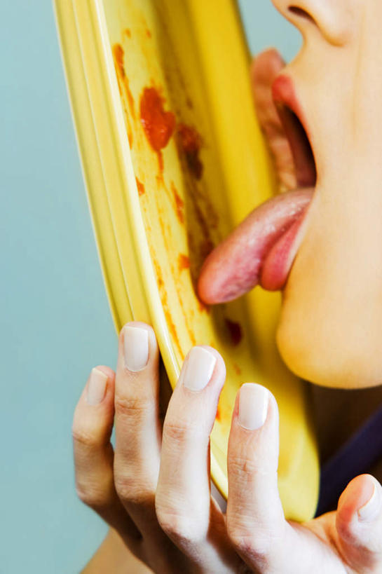 西方人,儿童,鼻子,手,一个人,站,捧,竖图,室内,白天,侧面,纯洁,房间,餐具,欧洲,欧洲人,仅一个男性,仅一个人,握,阴影,光线,碟子,盘,影子,墙,灯光,拿,拿着,吐舌头,番茄酱,墙壁,墙面,一个,小孩,盘子,碟,伸舌头,站着,仅一个小孩,手部,吐舌,可爱,童年,童趣,舔,握着,单个,童真,烂漫,无邪,天真,男孩,男人,男性,白种人,孩子,鼻,鼻孔,端,端着,捧着,手捧,站立,半身,彩图,男生