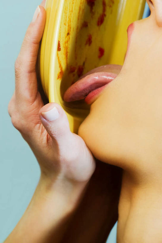 西方人,儿童,鼻子,手,一个人,站,捧,竖图,室内,白天,侧面,纯洁,房间,餐具,欧洲,欧洲人,仅一个男性,仅一个人,握,阴影,光线,碟子,盘,影子,墙,灯光,拿,拿着,吐舌头,番茄酱,墙壁,墙面,一个,小孩,盘子,碟,伸舌头,站着,仅一个小孩,手部,吐舌,可爱,童年,童趣,舔,握着,单个,童真,烂漫,无邪,天真,男孩,男人,男性,白种人,孩子,鼻,鼻孔,端,端着,捧着,手捧,站立,半身,彩图,男生