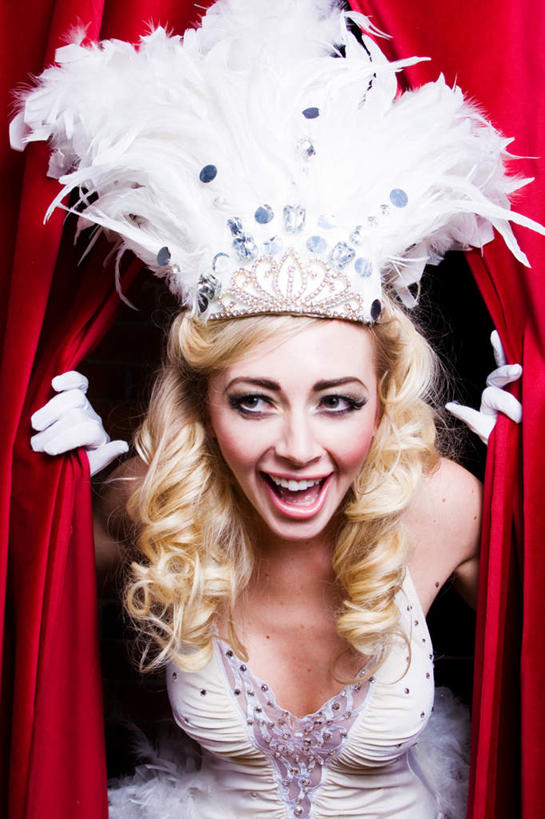 西方人,一个人,跳舞者,舞台,站,伸展双臂,竖图,俯视,室内,白天,裙子,欧洲,欧洲人,仅一个女性,仅一个人,握,阴影,连衣裙,光线,影子,灯光,注视,抹胸,观察,看,站着,张嘴,仅一个中年女性,握着,帷幕,观看,察看,关注,帷幔,幕布,幕帘,张大嘴巴,抹胸裙,帷幔布,女人,女性,中年女性,白种人,张开嘴,舞蹈家,舞蹈演员,舞者,表演台,敞开双臂,伸开双臂,展开双肩,站立,张开手臂,张开双臂,半身,彩图,高角度拍摄