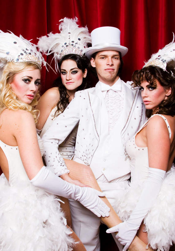 西方人,四个人,舞台,站,摸,竖图,室内,白天,正面,裙子,帽子,欧洲,欧洲人,抚摸,抬,阴影,连衣裙,服装,光线,影子,灯光,注视,休闲装,礼帽,衣服,抹胸,观察,回头,看,站着,转头,休闲,休闲服,服饰,帷幕,观看,察看,关注,帷幔,幕布,幕帘,抹胸裙,帷幔布,男人,男性,年轻男性,年轻女性,女人,女性,白种人,表演台,触摸,接触,站立,半身,彩图