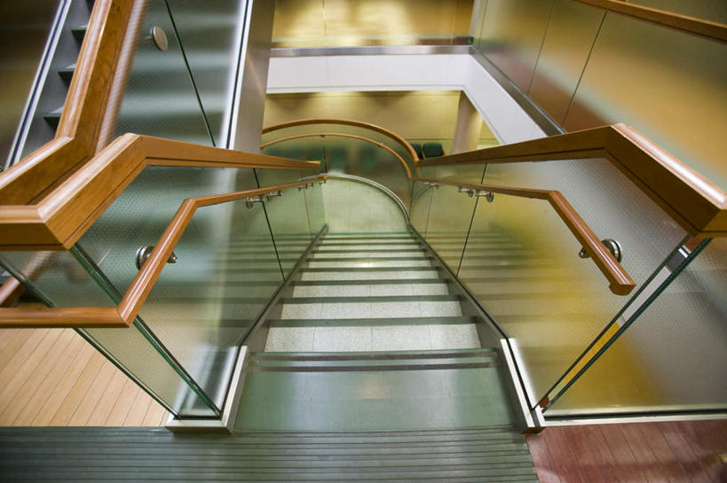 无人,栏杆,横图,俯视,室内,白天,楼梯,玻璃,阴影,朦胧,模糊,光线,扶手,影子,阶梯,墙,围栏,灯光,护栏,墙壁,墙面,台阶,玻璃制品,彩图,高角度拍摄