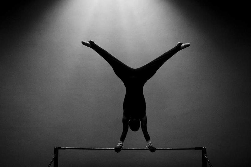 西方人,一个人,运动员,体育馆,运动场,横图,黑白,室内,白天,正面,运动服,锻炼,运动,单杠,欧洲,欧洲人,仅一个男性,仅一个人,仅一个中年男性,撑,倒立,阴影,服装,光线,影子,墙,灯光,体育场,墙壁,墙面,衣服,服饰,撑着,衣着,穿着,运动馆,衣饰,体育,男人,男性,中年男性,白种人,体育运动员,运动选手,全身,健身,运动装