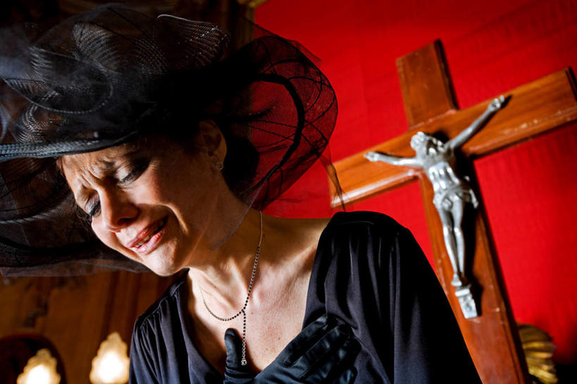 西方人,一个人,教堂,站,横图,室内,白天,仰视,失败,项链,欧洲,欧洲人,仅一个女性,仅一个人,阴影,沮丧,光线,十字架,影子,灯光,装饰品,饰品,首饰,站着,仅一个中年女性,难受,无奈,宗教,信仰,失望,悲伤,伤心,难过,失落,信念,颓废,挫败,受挫,落败,落空,错过,失足,失意,失策,失算,颓丧,衰颓,悲哀,懊丧,颓靡,气馁,丧气,抽泣,堕泪,呜咽,饮泣,败北,挫折,失利,女人,女性,中年女性,白种人,站立,半身,彩图,低角度拍摄,哭泣,啼哭,大教堂,礼拜堂