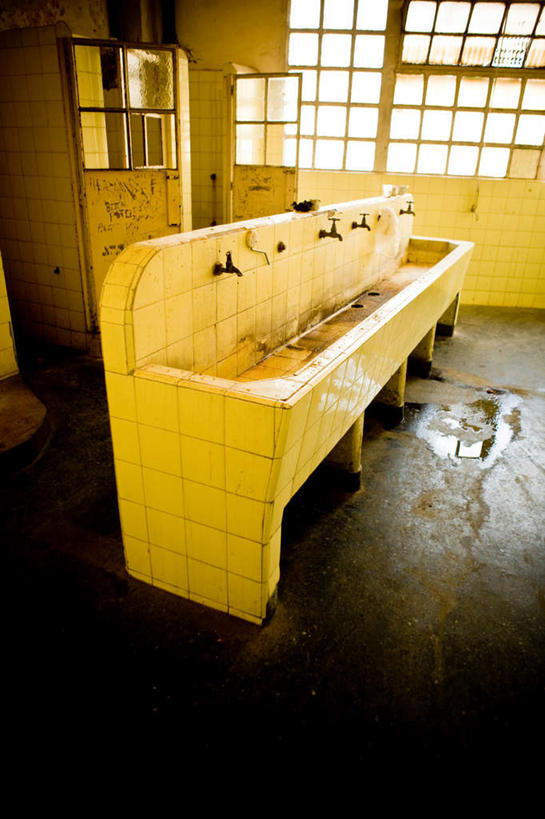 无人,竖图,俯视,室内,白天,窗户,门,卫生间,洗手间,阴影,破旧,陈旧,光线,水龙头,影子,水池,地面,开关,玻璃窗,阳光,门框,打开,阀门,开启,公共厕所,水咀,陈腐,厕所,彩图,高角度拍摄