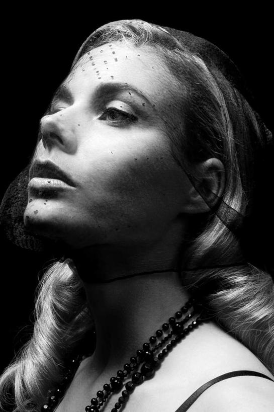 西方人,脸,头,脸颊,一个人,竖图,黑白,室内,白天,正面,项链,欧洲,欧洲人,仅一个年轻女性,仅一个女性,仅一个人,阴影,黑色背景,鲜艳,光线,头巾,影子,灯光,美丽,漂亮,装饰品,纱巾,饰品,首饰,摄影,影棚,优美,摩登,艳丽,斑斓,标致,瑰丽,娇艳,锦绣,娟秀,俊丽,奇丽,俏丽,时兴,秀丽,年轻女性,女人,女性,白种人,头部,脸部,脸蛋,面部,半身,影棚拍摄,拍摄