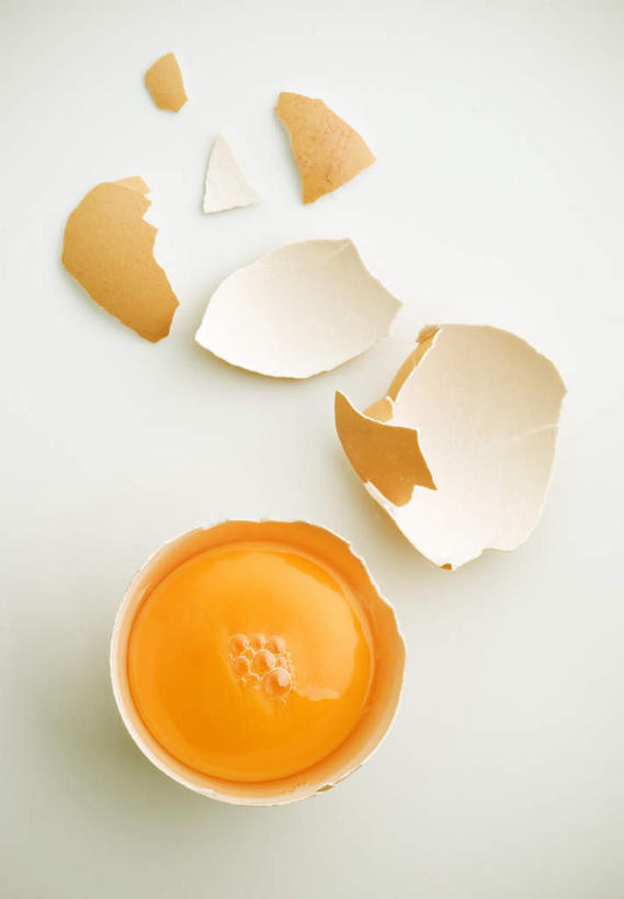 无人,竖图,室内,白天,白色背景,正面,破碎,蛋,蛋黄,蛋壳,鸡蛋,一个,黄色,摄影,影棚,单个,碎裂,破裂,分裂,卵,彩图,影棚拍摄,拍摄,决裂