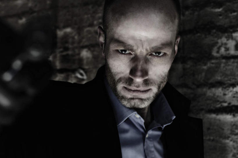 西方人,秃头,一个人,商务人士,商务男性,站,横图,室内,白天,正面,衬衫,欧洲,欧洲人,仅一个男性,仅一个人,套装,破旧,陈旧,墙,注视,墙壁,墙面,仅一个年轻男性,观察,看,站着,观看,严肃,察看,庄重,关注,商务装,工薪阶层,严厉,威严,严峻,严正,陈腐,男人,男性,年轻男性,白种人,光头,无发,白领,上班族,站立,半身,彩图,衬衣