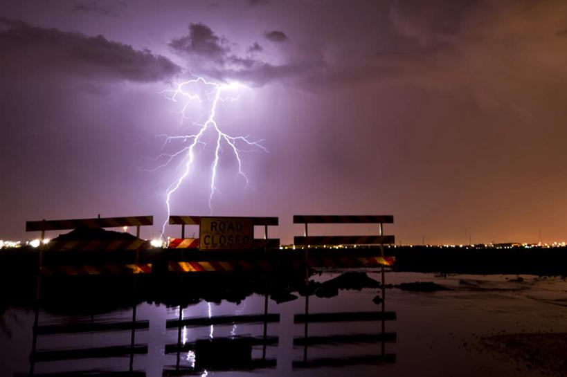 无人,横图,全景,室外,夜晚,正面,美景,闪电,天际线,暴风雨,指示牌,阴影,光线,标志,影子,景观,灯光,标识,天空,自然,天,景色,自然风光,打雷,雷,水坑,打闪,彩图