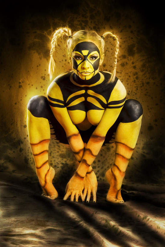 西方人,裸体,一个人,坐,蹲,双手交叉,竖图,室外,白天,正面,欧洲,欧洲人,仅一个年轻女性,仅一个女性,仅一个人,艺术,翅膀,注视,黄色,黑色,观察,看,观看,察看,关注,人体彩绘,年轻女性,女人,女性,白种人,蹲着,十字手,坐着,彩图,全身