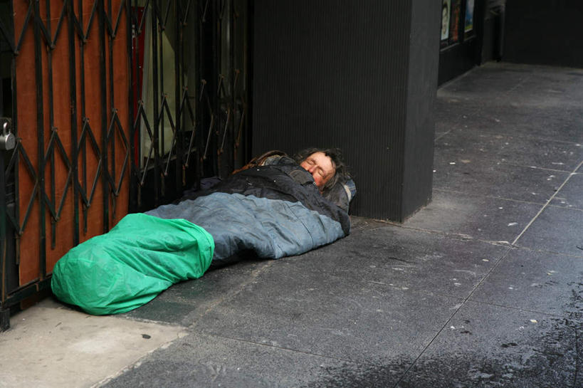 西方人,一个人,躺,睡,横图,俯视,室外,白天,欧洲,欧洲人,仅一个男性,仅一个人,瓷砖,地砖,地面,拾荒者,仅一个年轻男性,乞丐,乞讨,可怜,叫花子,叫化子,卧着,男人,男性,年轻男性,白种人,困,困觉,寝息,睡觉,躺着,卧,彩图,高角度拍摄,全身