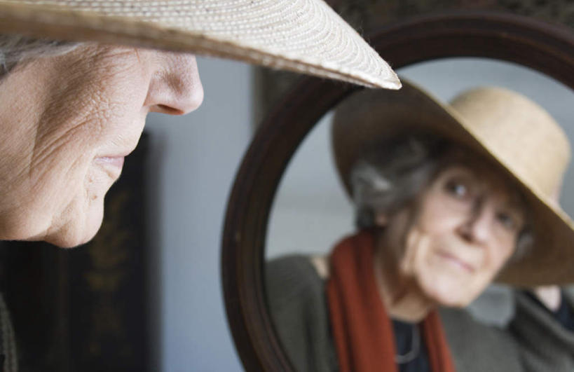 西方人,一个人,站,横图,室内,特写,白天,正面,镜子,帽子,欧洲,欧洲人,仅一个女性,仅一个人,朦胧,模糊,遮阳帽,站着,仅一个老年女性,镜像,镜面,老年女性,女人,女性,白种人,站立,半身,彩图