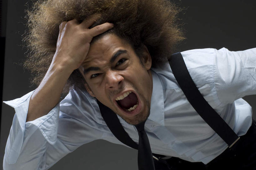 西方人,脸,头,脸颊,一个人,商务人士,商务男性,横图,室内,白天,正面,衬衫,欧洲,欧洲人,仅一个男性,仅一个人,咆哮,握,灰色背景,套装,仅一个年轻男性,张嘴,握着,摄影,影棚,商务装,张大嘴巴,工薪阶层,怒吼,呼啸,狂嗥,男人,男性,年轻男性,白种人,头部,脸部,脸蛋,面部,白领,上班族,张开嘴,半身,彩图,影棚拍摄,衬衣,拍摄