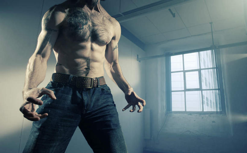 西方人,健壮,一个人,站,横图,室内,白天,仰视,时尚,窗户,欧洲,欧洲人,仅一个男性,仅一个人,阴影,裤子,破旧,陈旧,光线,影子,牛仔裤,文化,纹身,玻璃窗,仅一个年轻男性,阳光,站着,个性,信仰,强壮,刺青,追求,强健,想象,文身,勇气,崇拜,张扬,陈腐,健旺,矫健,男人,男性,年轻男性,白种人,站立,半身,彩图,低角度拍摄