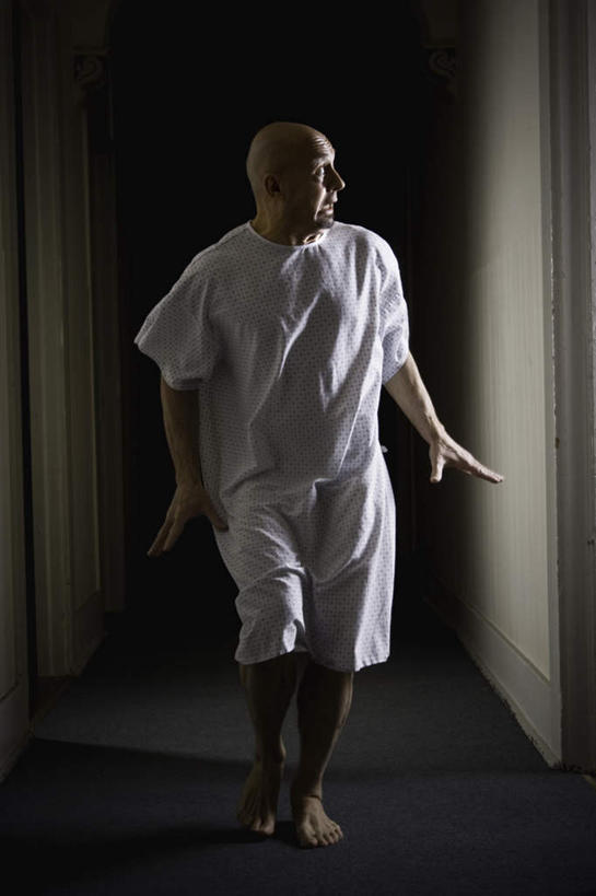 西方人,一个人,站,走,竖图,室内,白天,正面,欧洲,欧洲人,仅一个男性,仅一个人,阴影,光线,影子,墙,走道,走廊,过道,灯光,光脚,墙壁,墙面,站着,仅一个老年男性,赤脚,恐怖,惧怕,惊骇,恐惊,恐惧,老年男性,男人,男性,白种人,步行,散步,站立,走路,彩图,全身