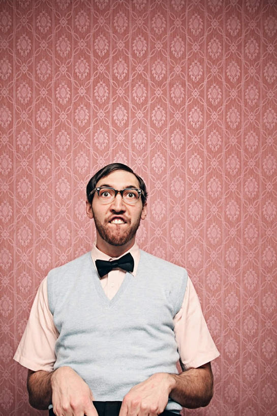 西方人,一个人,坐,竖图,室内,白天,正面,欧洲,欧洲人,仅一个男性,仅一个人,一副,服装,领结,眼镜,注视,休闲装,仅一个年轻男性,衣服,黑色,观察,看,休闲,休闲服,摄影,服饰,影棚,观看,察看,关注,近视眼镜,男人,男性,年轻男性,白种人,坐着,半身,彩图,影棚拍摄,拍摄