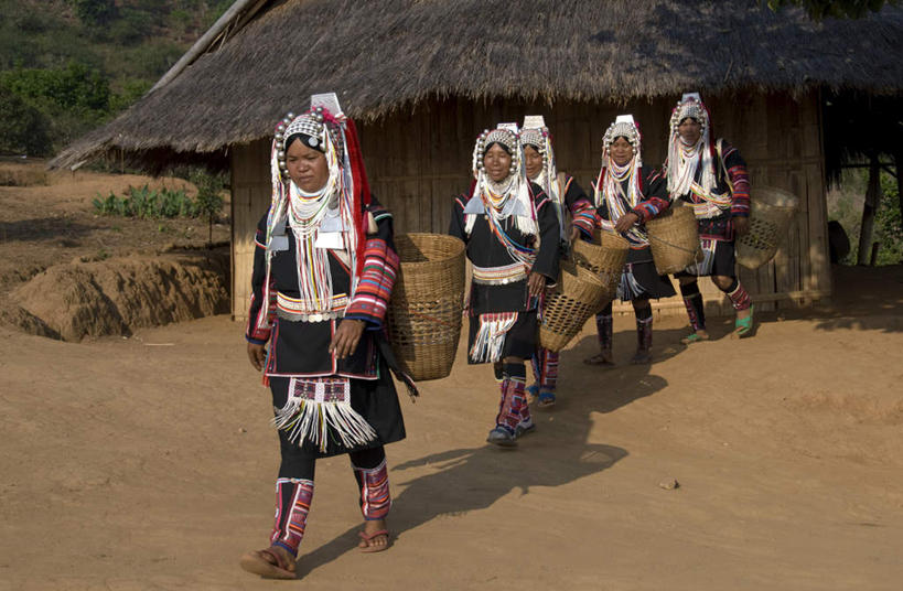 东方人,家,走,交叉,横图,室外,白天,正面,民族服装,旅游,度假,草地,草坪,美景,植物,竹子,泰国,亚洲,阴影,竹制,编织,光线,篮子,箩筐,影子,房屋,屋子,草屋,景观,茶叶,注视,黄种人,娱乐,住宅,草,绿色,阳光,自然,竹篮,茅草屋,观察,看,享受,休闲,景色,放松,东南亚,观看,竹条,交织,察看,竹制品,关注,自然风光,泰王国,穿插,高山族,亚洲人,步行,散步,走路,半身,彩图,传统服装,民俗服,房子,茅舍,茅屋,小屋