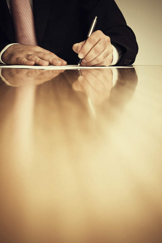 西方人,一个人,商务人士,商务男性,竖图,室内,白天,正面,衬衫,签字,欧洲,欧洲人,仅一个男性,仅一个人,握,写,套装,笔,办公用品,圆珠笔,拿,拿着,文具,仅一个年轻男性,一只,学习用品,握着,签名,合同,文具用品,变更,商务装,协议,工薪阶层,具名,署名,设立,终止,男人,男性,年轻男性,白种人,白领,上班族,半身,彩图,衬衣