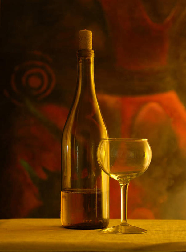 无人,竖图,室内,特写,白天,正面,静物,杯子,阴影,光线,高脚杯,影子,红酒杯,玻璃制品,酒瓶,一个,阳光,玻璃瓶,酒杯,瓶子,单个,玻璃杯,彩图