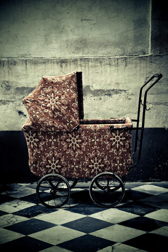 无人,竖图,室内,特写,白天,正面,静物,一辆,一排,破旧,整齐,陈旧,瓷砖,地砖,墙,地面,墙壁,墙面,婴儿车,排列,白色,黑色,童车,队列,剥落,陈腐,彩图