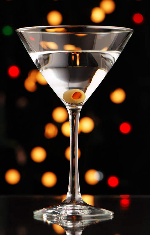 无人,竖图,室内,特写,白天,正面,静物,杯子,模糊,高脚杯,酒类,文化,玻璃制品,酒,饮料,一个,酒杯,鸡尾酒,调酒,单个,创造,想象,马提尼,马提尼酒,鸡尾酒杯,含糊,恍惚,模胡,依稀,隐约,玻璃杯,彩图