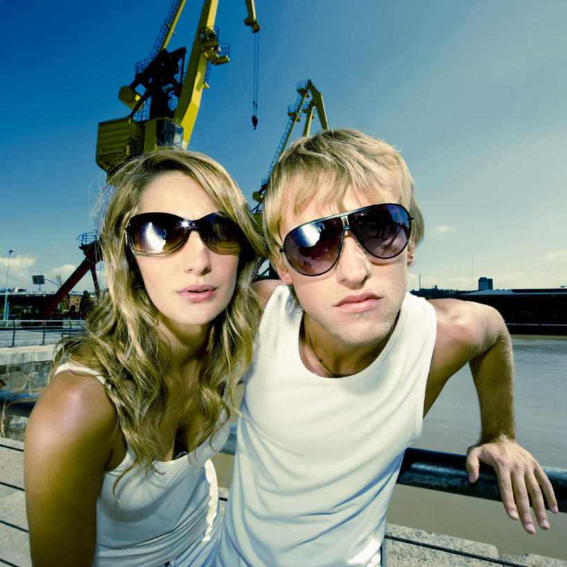 西方人,两个人,夫妻,站,坐,方图,室外,白天,正面,爱情,欧洲,欧洲人,撑,阴影,光线,墨镜,眼镜,影子,云,云朵,浪漫,云彩,注视,蓝色,白云,蓝天,天空,阳光,太阳镜,太阳眼镜,天,观察,看,站着,遮阳镜,恩爱,恋人,晴朗,观看,察看,撑着,关注,两副,男人,男性,年轻男性,年轻女性,女人,女性,白种人,夫妇,情侣,晴空,站立,坐着,半身,彩图,伴侣