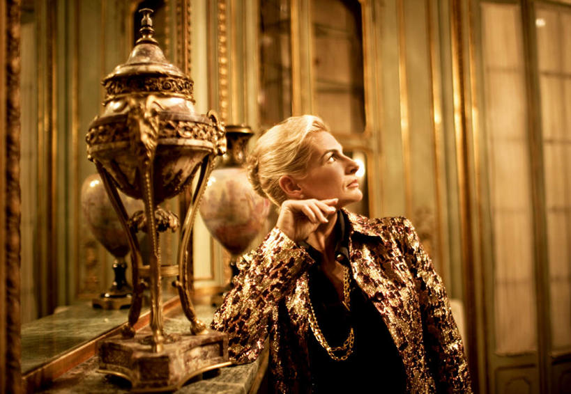 西方人,一个人,商务人士,商务女性,横图,室内,白天,仰视,欧洲,欧洲人,仅一个女性,仅一个人,撑,套装,装饰,墙,托腮,注视,墙壁,墙面,装饰品,装饰物,观察,看,托,仅一个中年女性,财富,观看,华丽,修饰,点缀,察看,关注,托下巴,商务装,饰物,工薪阶层,巴洛克风格,衬托,美观,雅致,雅观,富丽,华美,财产,女人,女性,中年女性,白种人,白领,上班族,半身,彩图,低角度拍摄