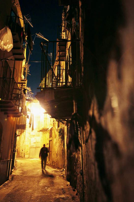 西方人,一个人,家,走,竖图,室外,夜晚,道路,路,欧洲,欧洲人,仅一个男性,仅一个人,阴影,光线,影子,房屋,墙,屋子,小路,小巷,灯光,交通,楼房,墙壁,墙面,住宅,仅一个年轻男性,背面,男人,男性,年轻男性,白种人,步行,散步,走路,彩图,全身,房子