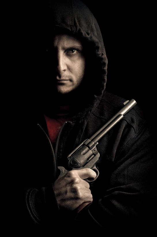 西方人,一个人,站,竖图,室内,白天,正面,竞争,欧洲,欧洲人,仅一个男性,仅一个人,一把,对抗,冲突,枪,注视,破坏,仅一个年轻男性,观察,看,站着,武器,战争,手枪,观看,损坏,察看,攻击,威胁,犯人,罪犯,对立,关注,矛盾,兵器,防御,囚犯,敌对,挫败,斗争,抗拒,抗衡,杀伤,威慑,监犯,囚徒,罪人,危险,男人,男性,年轻男性,白种人,站立,半身,彩图