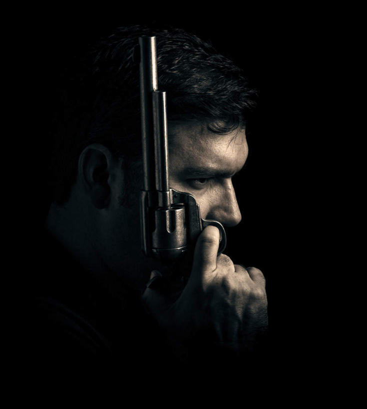 西方人,一个人,站,竖图,室内,白天,侧面,竞争,欧洲,欧洲人,仅一个男性,仅一个人,一把,对抗,冲突,枪,注视,破坏,仅一个年轻男性,观察,看,站着,武器,战争,观看,损坏,察看,攻击,威胁,犯人,罪犯,对立,关注,矛盾,兵器,防御,囚犯,敌对,挫败,斗争,抗拒,抗衡,杀伤,威慑,监犯,囚徒,罪人,危险,男人,男性,年轻男性,白种人,站立,半身,彩图