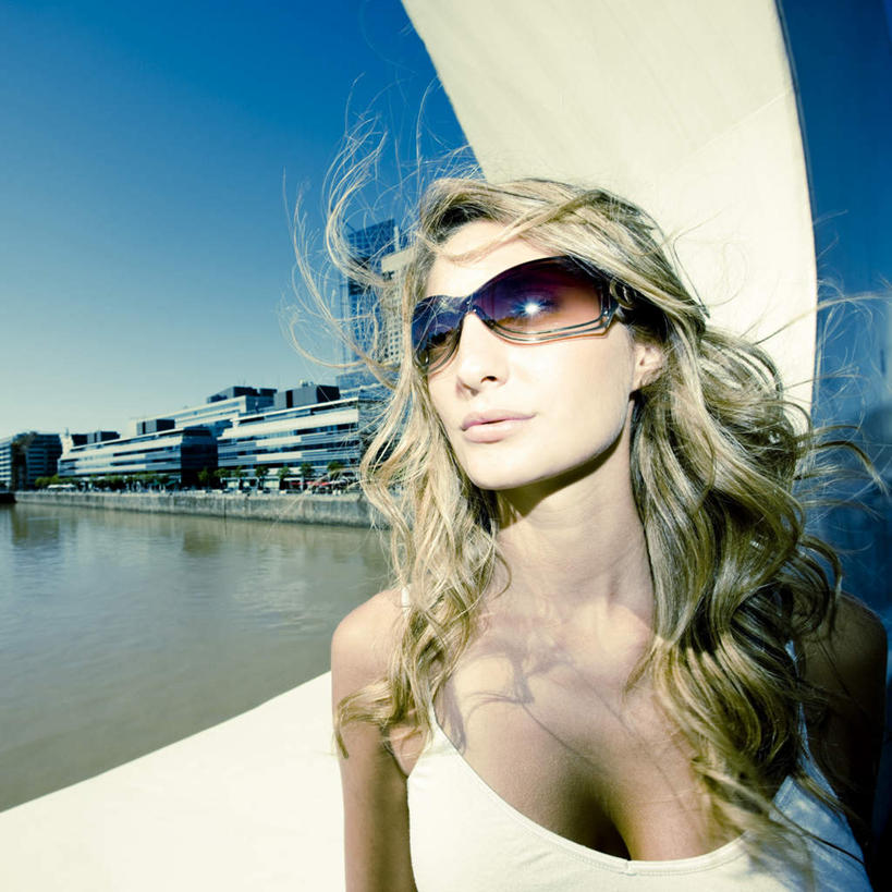 西方人,一个人,高楼大厦,栏杆,站,方图,室内,白天,仰视,度假,海浪,海洋,美景,窗户,城市风光,城市,大厦,建筑,摩天大楼,欧洲,欧洲人,仅一个年轻女性,仅一个女性,仅一个人,阴影,光线,背心,墨镜,眼镜,影子,景观,浪花,围栏,注视,娱乐,建设,护栏,玻璃窗,蓝色,白色,蓝天,天空,阳光,海水,太阳镜,太阳眼镜,天,观察,看,站着,享受,休闲,遮阳镜,景色,放松,晴朗,观看,察看,微风,关注,和风,海景,万里无云,轻风,年轻女性,女人,女性,白种人,大海,风浪,海,海水的波动,近岸浪,涌浪,晴空,晴空万里,站立,半身,彩图,低角度拍摄,大楼,高层建筑,高楼,摩天楼