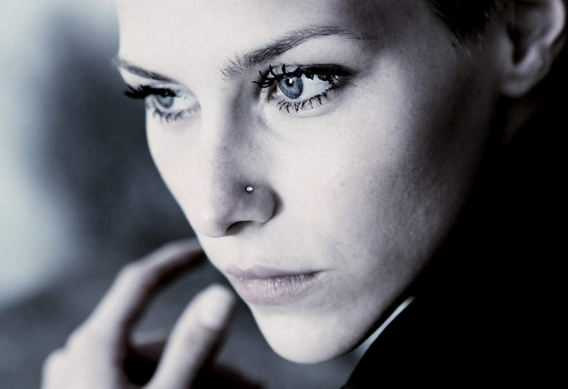 西方人,脸,头,脸颊,睫毛,一个人,站,横图,室内,特写,白天,侧面,欧洲,欧洲人,仅一个年轻女性,仅一个女性,仅一个人,朦胧,模糊,注视,观察,看,站着,观看,察看,关注,鼻钉,年轻女性,女人,女性,白种人,头部,睫,脸部,脸蛋,面部,眼睫毛,站立,半身,彩图