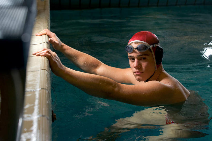 西方人,一个人,体育馆,游泳池,站,横图,俯视,室内,白天,水,帽子,欧洲,欧洲人,仅一个男性,仅一个人,阴影,波纹,泳帽,反射,眼镜,影子,泳镜,岸边,水池,水面,涟漪,扭头,注视,泳池,裸露,仅一个年轻男性,水纹,游泳眼镜,波浪,扶,观察,看,站着,转头,观看,察看,游泳馆,扶着,关注,游泳帽,裸,水晕,男人,男性,年轻男性,白种人,站立,半身,彩图,高角度拍摄